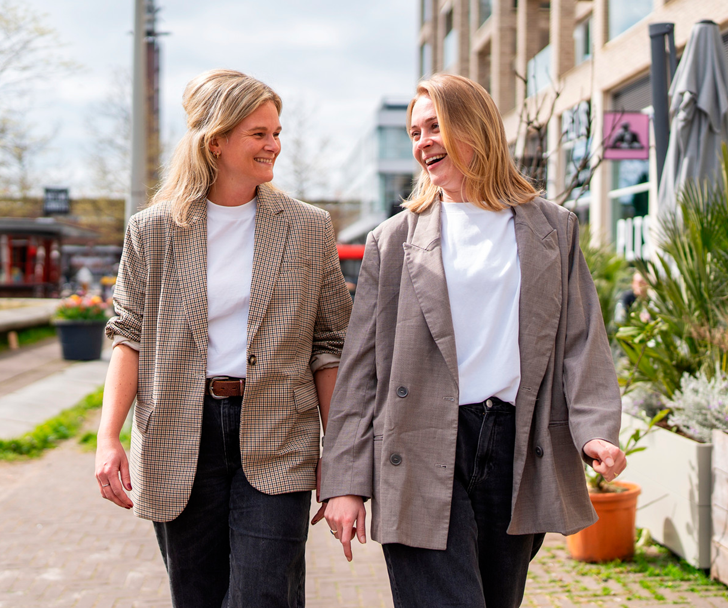 Twee vrouwen van De Ambitie Bar wandelen samen en overleggen onderweg
